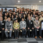 千種高校の同窓生や恩師の方々、現在の校長先生、教頭先生らが揃った集合写真です(2016/11/20撮影 by 5回生柳川さん)。 2016年の関東支部同窓会での集合写真